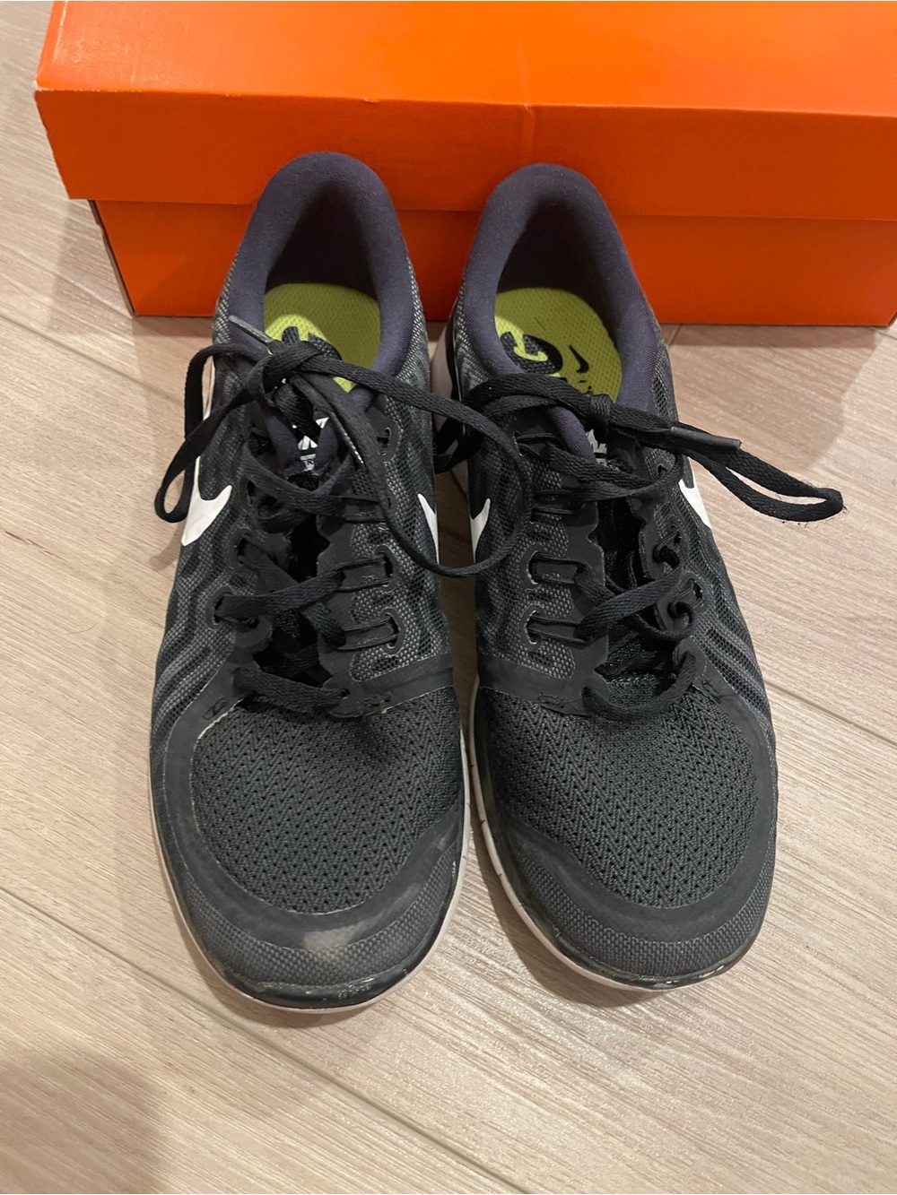 Nike Men’s Black Athletic Running Sneakers with White Swoosh